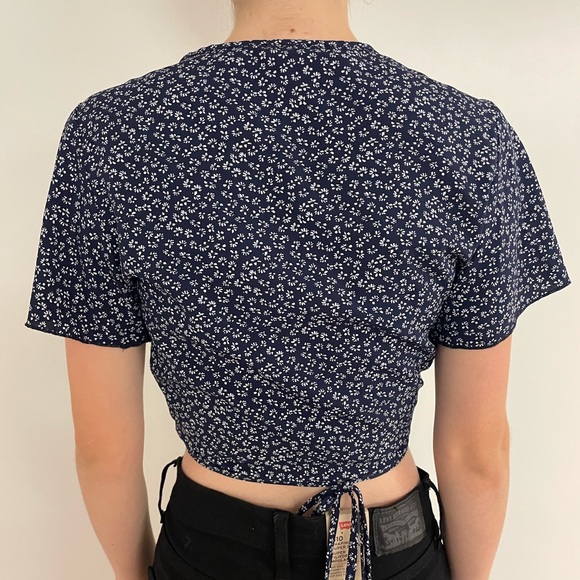 Tie wrap around top (great condition) - Picture 3 of 3